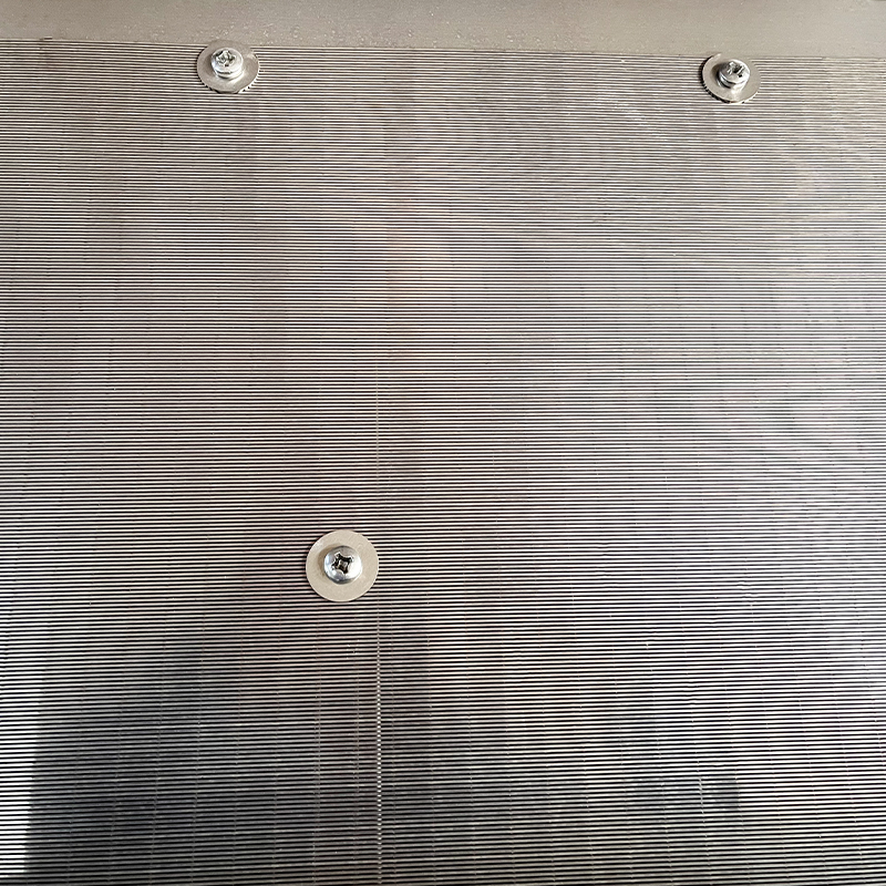 Separator solid-lichid cu ecran înclinat Separator solid-lichid cu ecran înclinat